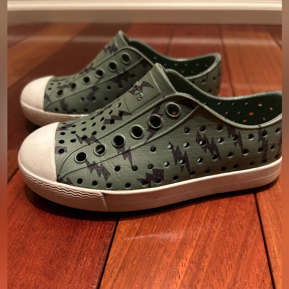 Native shoes - Jefferson green with lighting bolts.